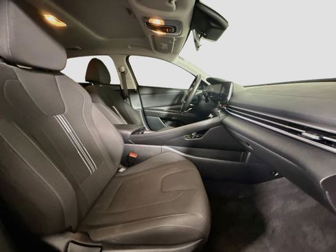 Used 2025 Hyundai Elantra SEL FWD image 29
