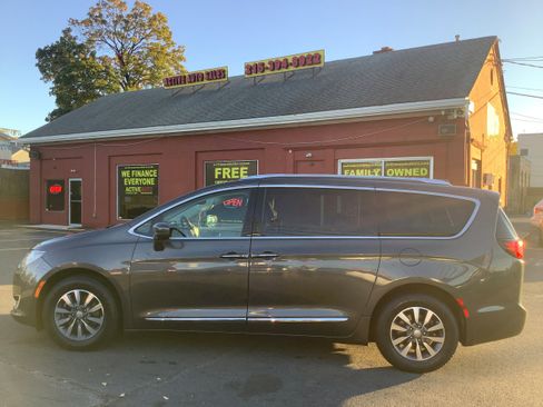 Used 2020 Chrysler Pacifica Touring-L Plus image 2