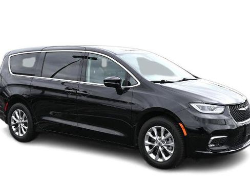 Used 2024 Chrysler Pacifica Touring-L AWD/4WD image 3