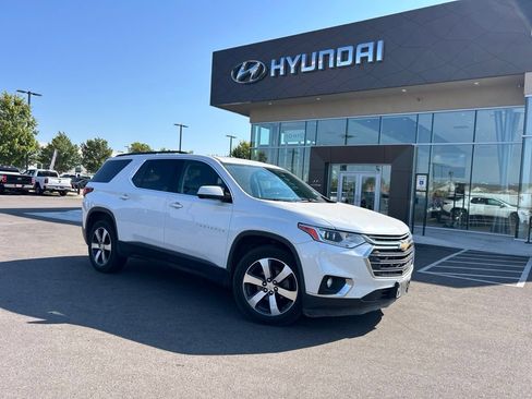 Used 2020 Chevrolet Traverse LT w/ LT Premium Package AWD/4WD image 3
