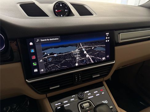 Certified 2022 Porsche Cayenne Platinum Edition image 22