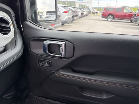 Used 2026 Jeep Wrangler Unlimited Sahara AWD/4WD image 25