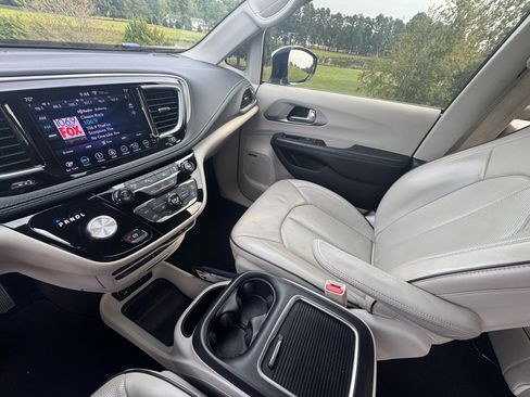 Used 2018 Chrysler Pacifica Limited w/ Advanced Safetytec Group image 28