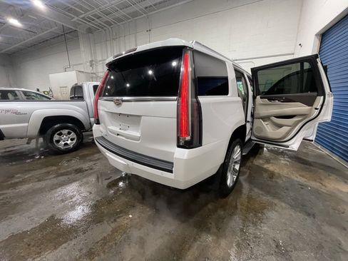 Used 2016 Cadillac Escalade Luxury image 8