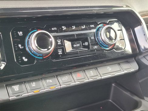 Used 2024 GMC Sierra 2500 AT4 image 16