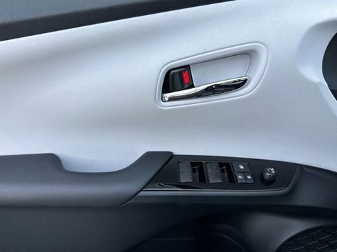 Used 2022 Toyota Prius LE image 8