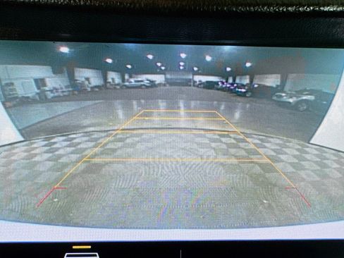 Used 2021 Chevrolet Trax LT w/ LT Convenience Package image 17