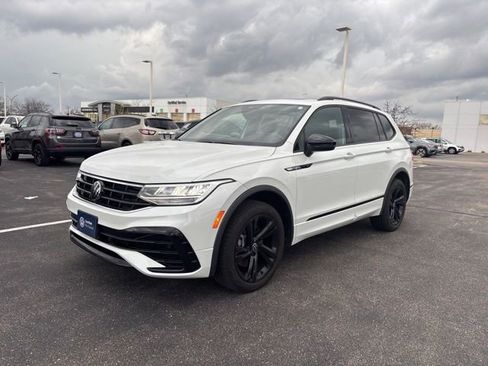 Certified 2024 Volkswagen Tiguan SE R-Line AWD/4WD image 10