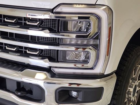 Used 2024 Ford F250 Lariat AWD/4WD image 9