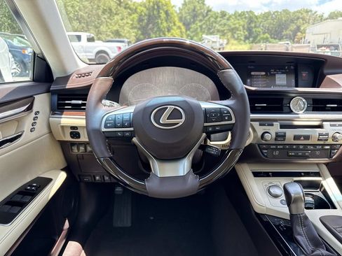 Used 2017 Lexus ES 350 w/ Premium Package FWD image 17