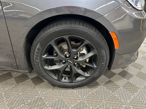 Used 2022 Chrysler Pacifica Touring-L w/ S Appearance Package FWD image 2