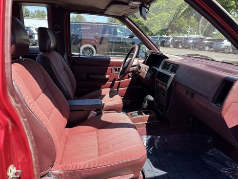 Used 1993 Nissan Pickup 2WD King Cab image 11