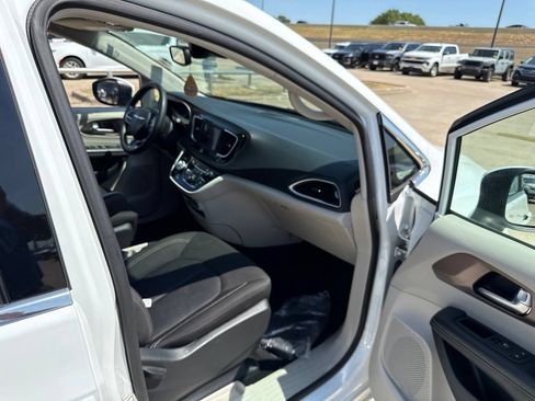 Used 2023 Chrysler Voyager LX FWD image 15