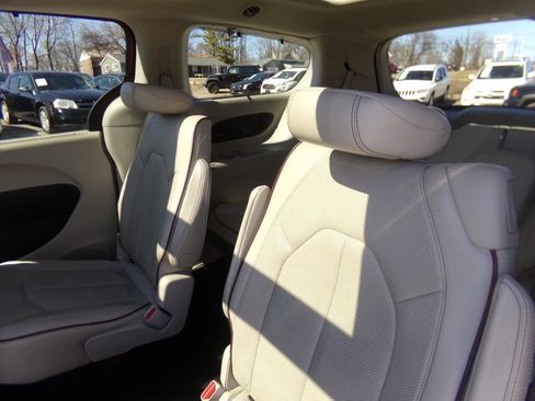 Used 2017 Chrysler Pacifica Limited image 31
