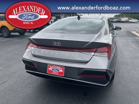 Used 2024 Hyundai Elantra SEL w/ Convenience Package FWD image 6
