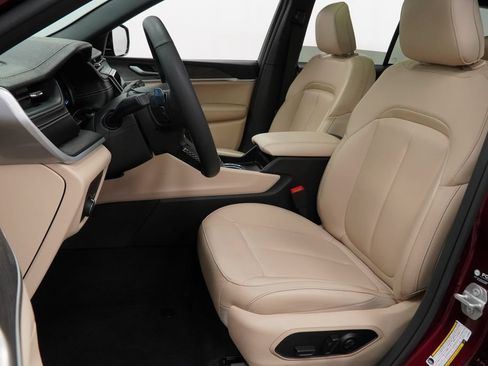 Certified 2025 Jeep Grand Cherokee Limited AWD/4WD image 16