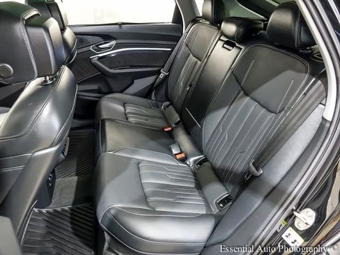 Used 2021 Audi e-tron Prestige w/ Prestige Package image 11