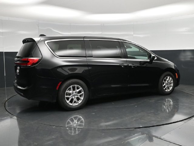 Used 2024 Chrysler Pacifica Touring-L FWD image 2