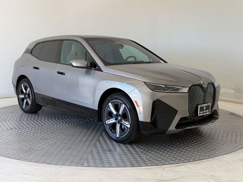 Used 2024 BMW iX xDrive50 w/ Premium Package AWD/4WD image 7