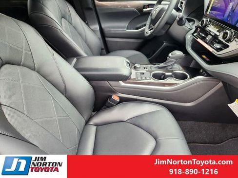 New 2026 Toyota Highlander Platinum AWD/4WD image 13