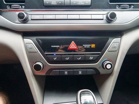Used 2017 Hyundai Elantra SE FWD image 21