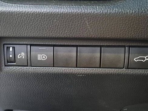 Used 2021 Toyota RAV4 XLE w/ Convenience Package FWD image 17