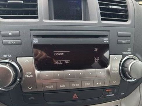 Used 2012 Toyota Highlander FWD w/ Tech Pkg image 8