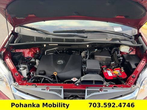 Used 2020 Toyota Sienna XLE w/ XLE Navigation Package FWD image 39
