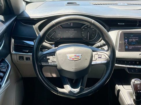 Used 2022 Cadillac XT4 Luxury w/ Cold Weather Package FWD image 11