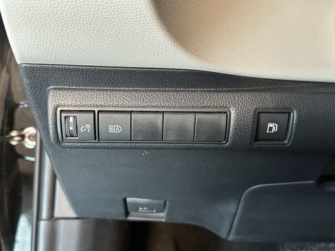 Used 2023 Toyota Corolla LE w/ LE Convenience Package FWD image 18