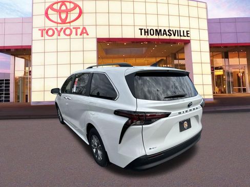 New 2025 Toyota Sienna XLE image 7