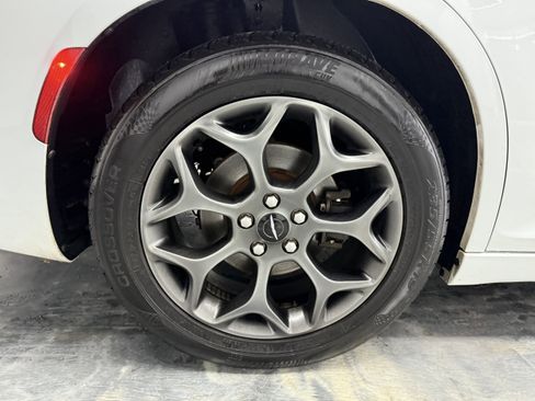 Used 2018 Chrysler 300 S image 29