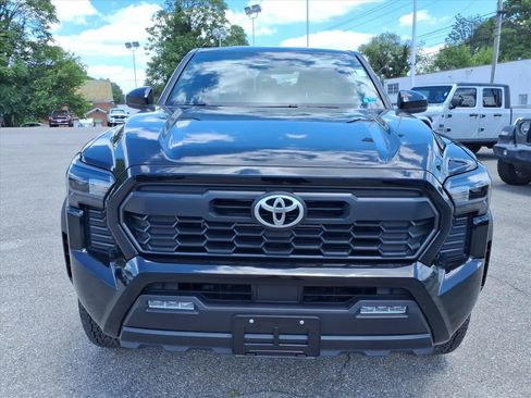 Used 2025 Toyota Tacoma TRD Off-Road AWD/4WD image 9