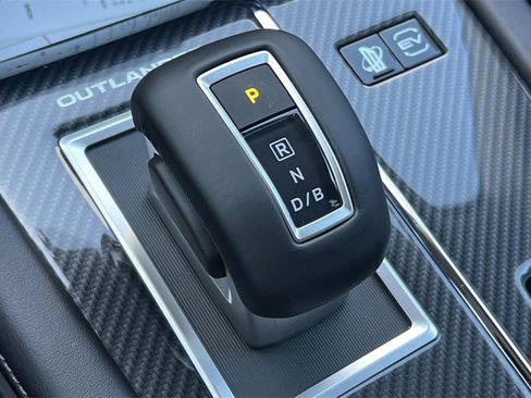 New 2025 Mitsubishi Outlander SE image 23