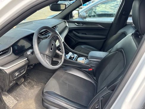 Used 2023 Jeep Grand Cherokee Altitude AWD/4WD image 11