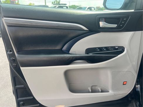 Used 2019 Toyota Highlander Limited AWD/4WD image 17