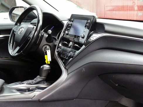 Used 2022 Toyota Camry SE w/ Convenience Package FWD image 38
