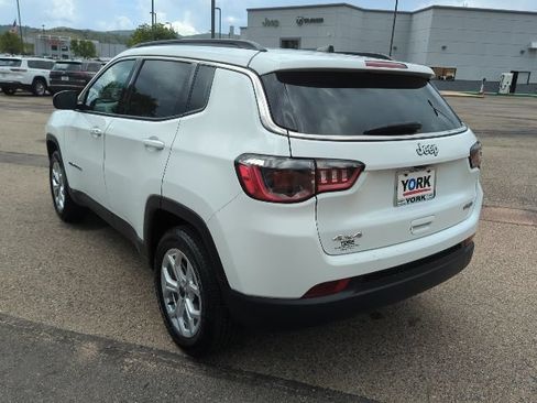 Certified 2025 Jeep Compass Latitude w/ Sun & Sound Group AWD/4WD image 6
