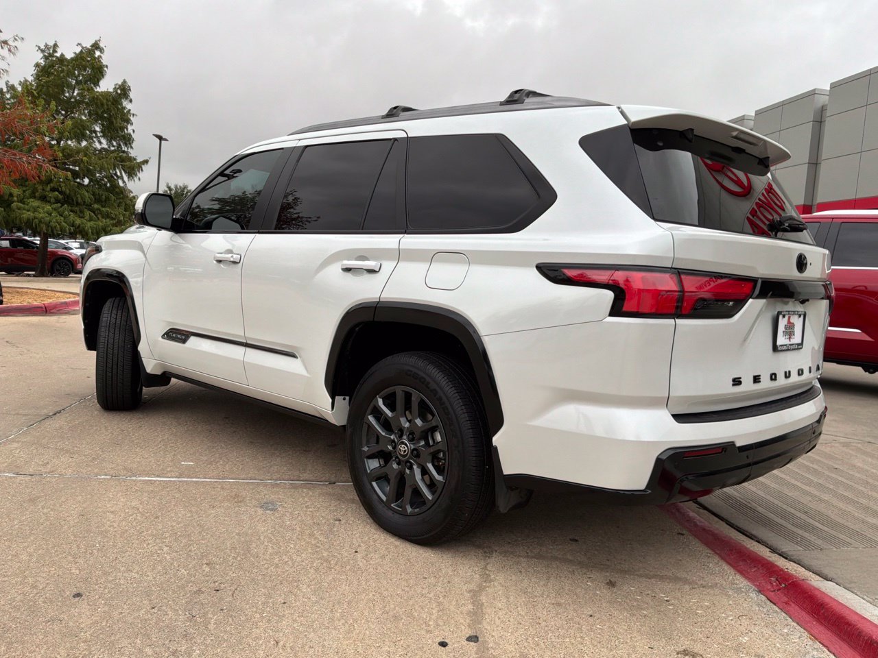 Used 2025 Toyota Sequoia Platinum AWD/4WD image 7