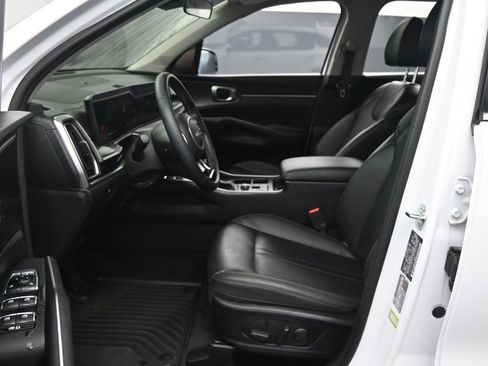 Used 2025 Kia Sorento S image 21