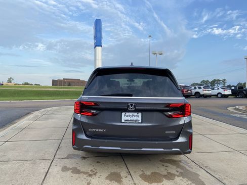 New 2026 Honda Odyssey Touring image 9
