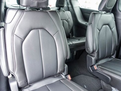 New 2026 Chrysler Pacifica Select image 30