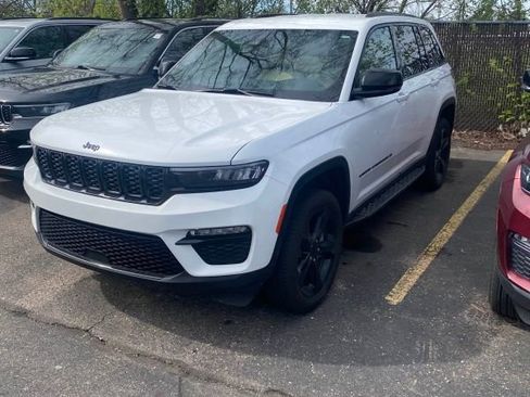 Certified 2025 Jeep Grand Cherokee Limited w/ Black Appearance Package AWD/4WD image 2