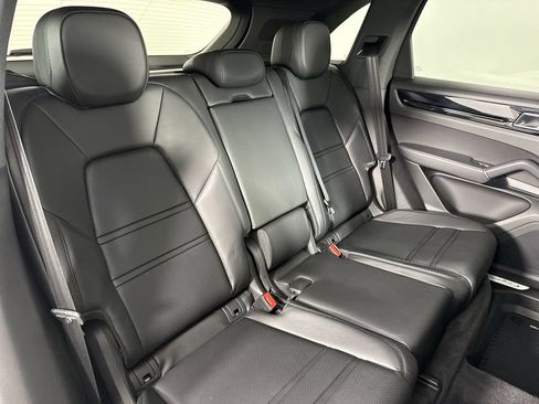 Certified 2023 Porsche Cayenne AWD/4WD image 23