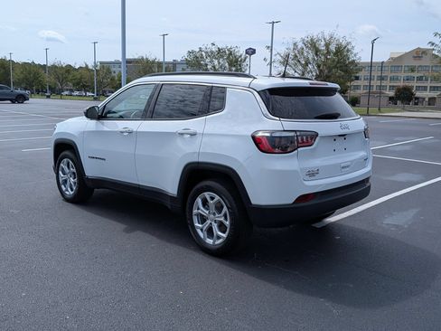 Used 2024 Jeep Compass Latitude AWD/4WD image 5