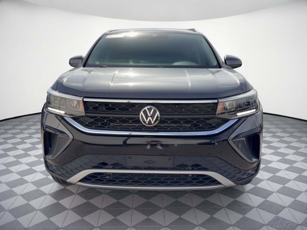 Used 2023 Volkswagen Taos SE w/ Panoramic Sunroof Package FWD image 6