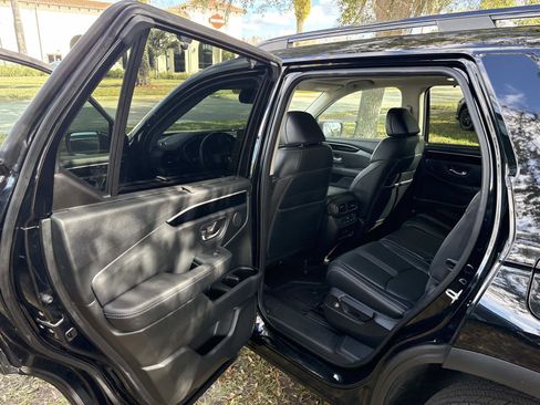 Used 2024 Honda Pilot Touring image 14