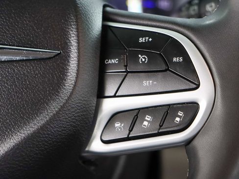 Used 2023 Chrysler Pacifica Touring-L FWD image 14