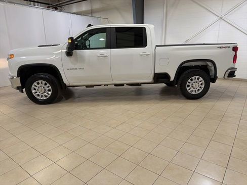 Used 2021 Chevrolet Silverado 2500 LT w/ Fleet Comfort Package AWD/4WD image 3
