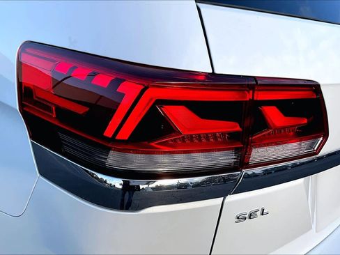 Used 2023 Volkswagen Atlas SEL image 28